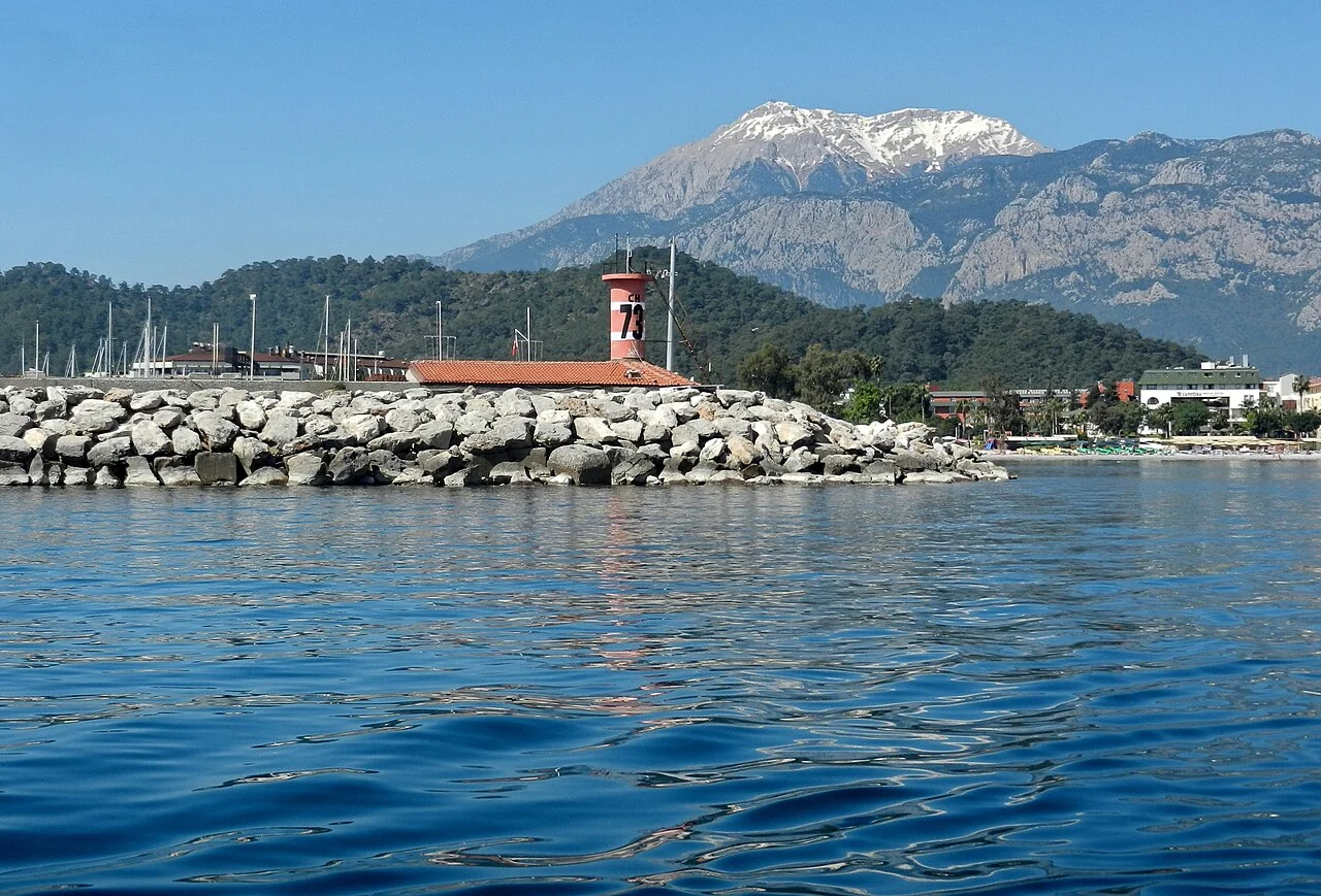 Kemer Marina ve kıyısı